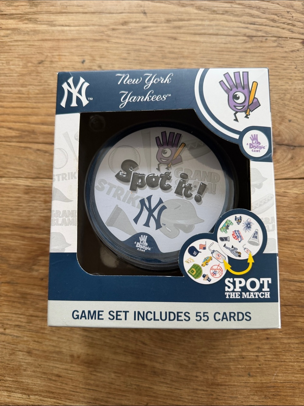 Spot It New York Yankees Card Game - Blue